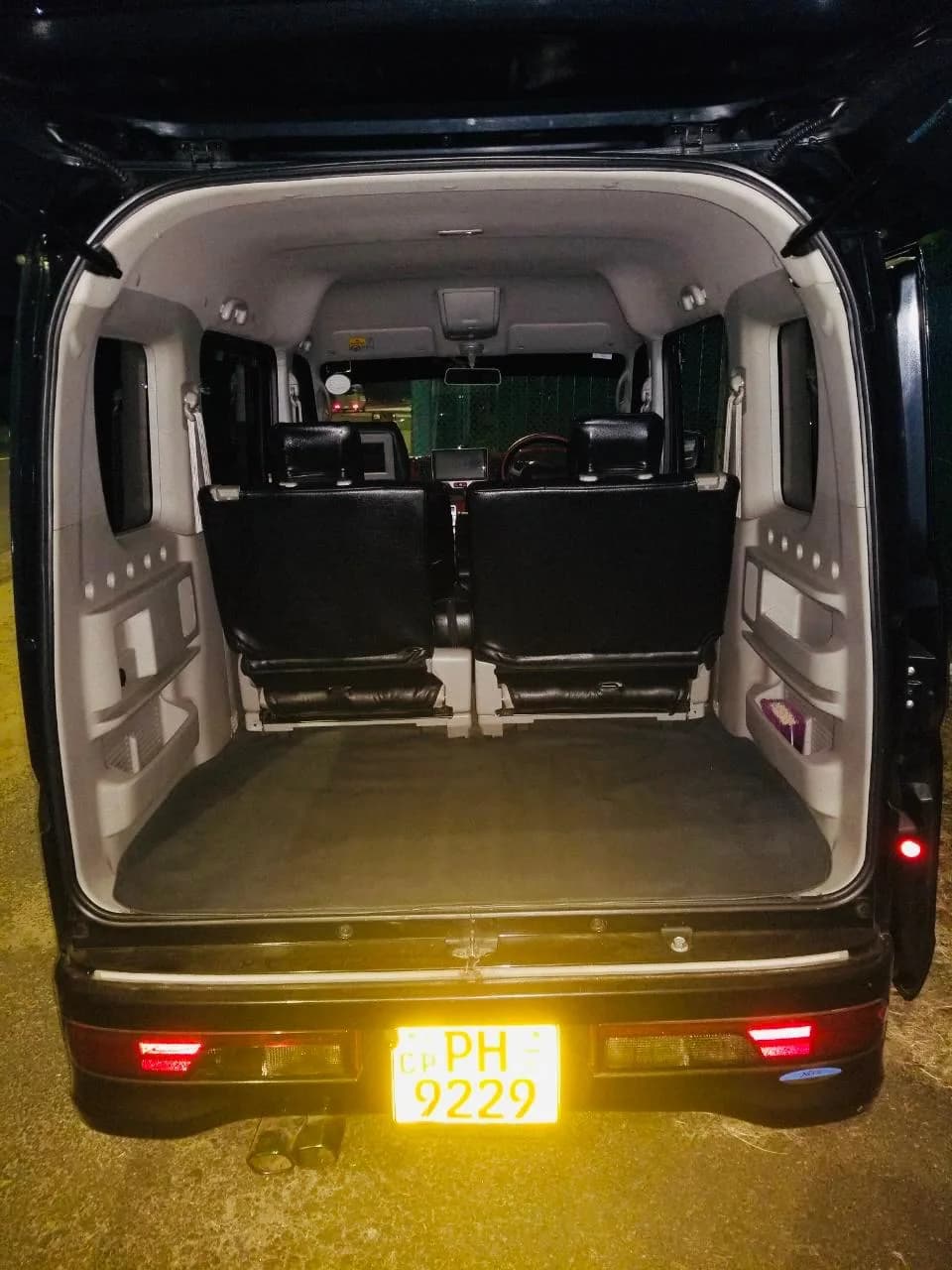 Mini Van thumbnail 2