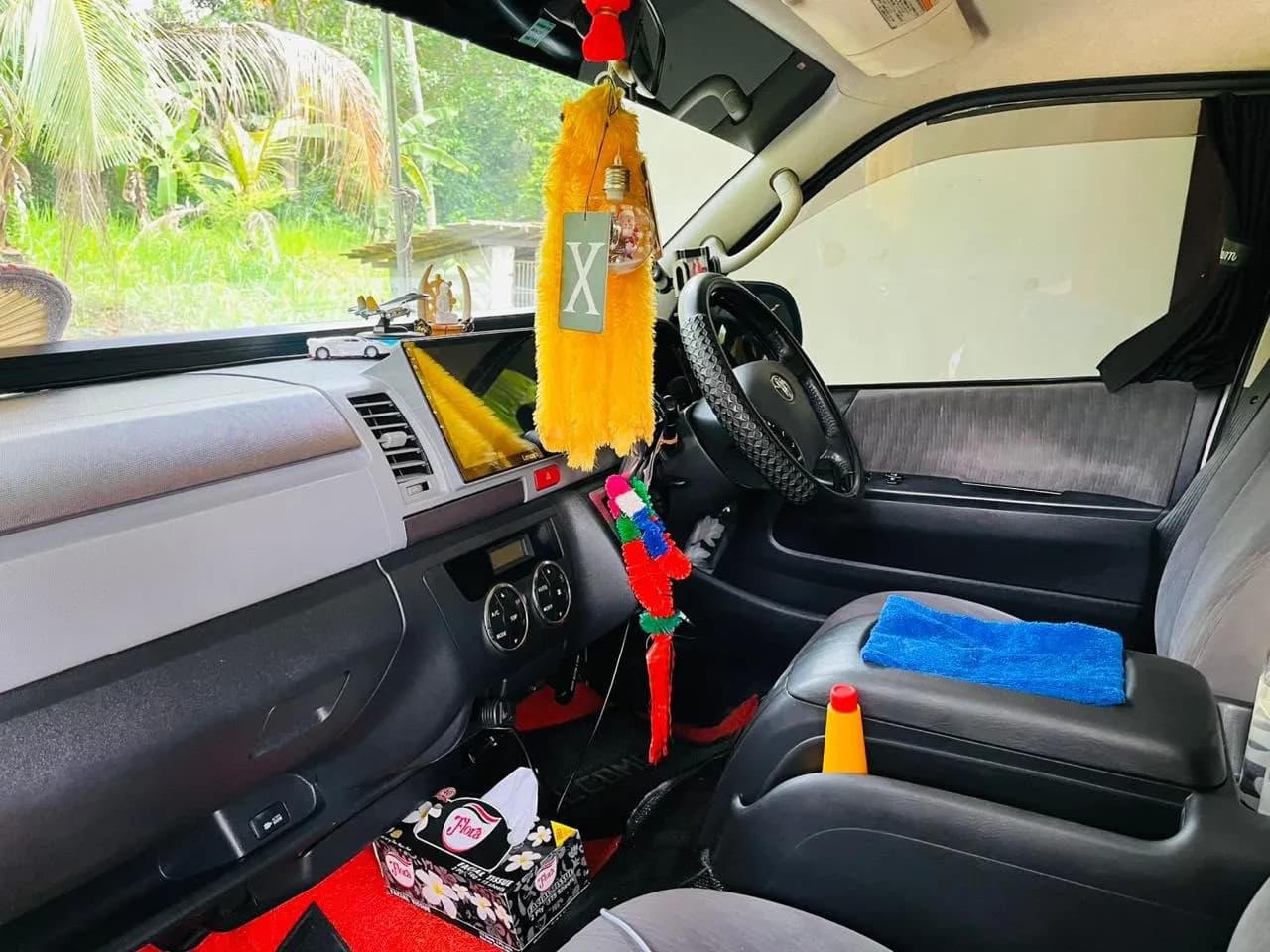 Van 7 Seater thumbnail 3